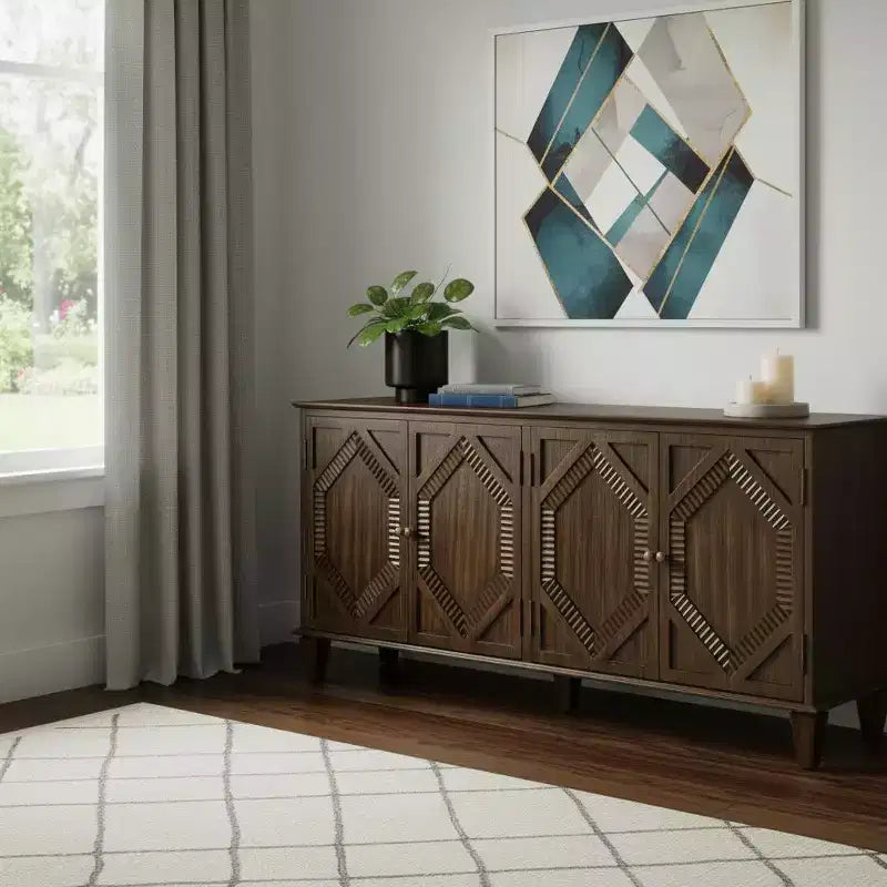 Armario auxiliar geométrico tallado en madera marrón de 66" con cuatro puertas