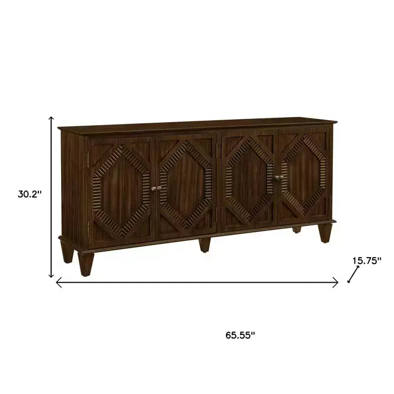 Armario auxiliar geométrico tallado en madera marrón de 66" con cuatro puertas