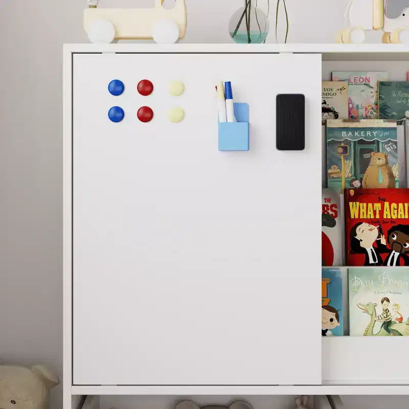 Estantería de Almacenamiento Blanca para Niños Gabinete de Almacenamiento de Juguetes Puerta Corredera + Contenedores con Ruedas + Estantes Multicapa