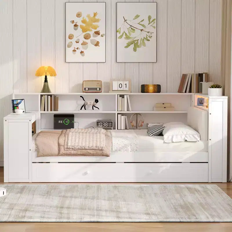 Cama de plataforma de madera con estantes de almacenamiento, cama nido, estación de carga y LED