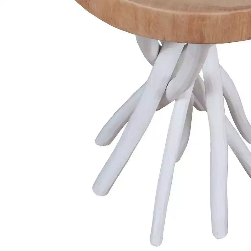 Mesa auxiliar redonda pequeña Liberte de 22" con base de palo: Tapa de teca, no requiere montaje
